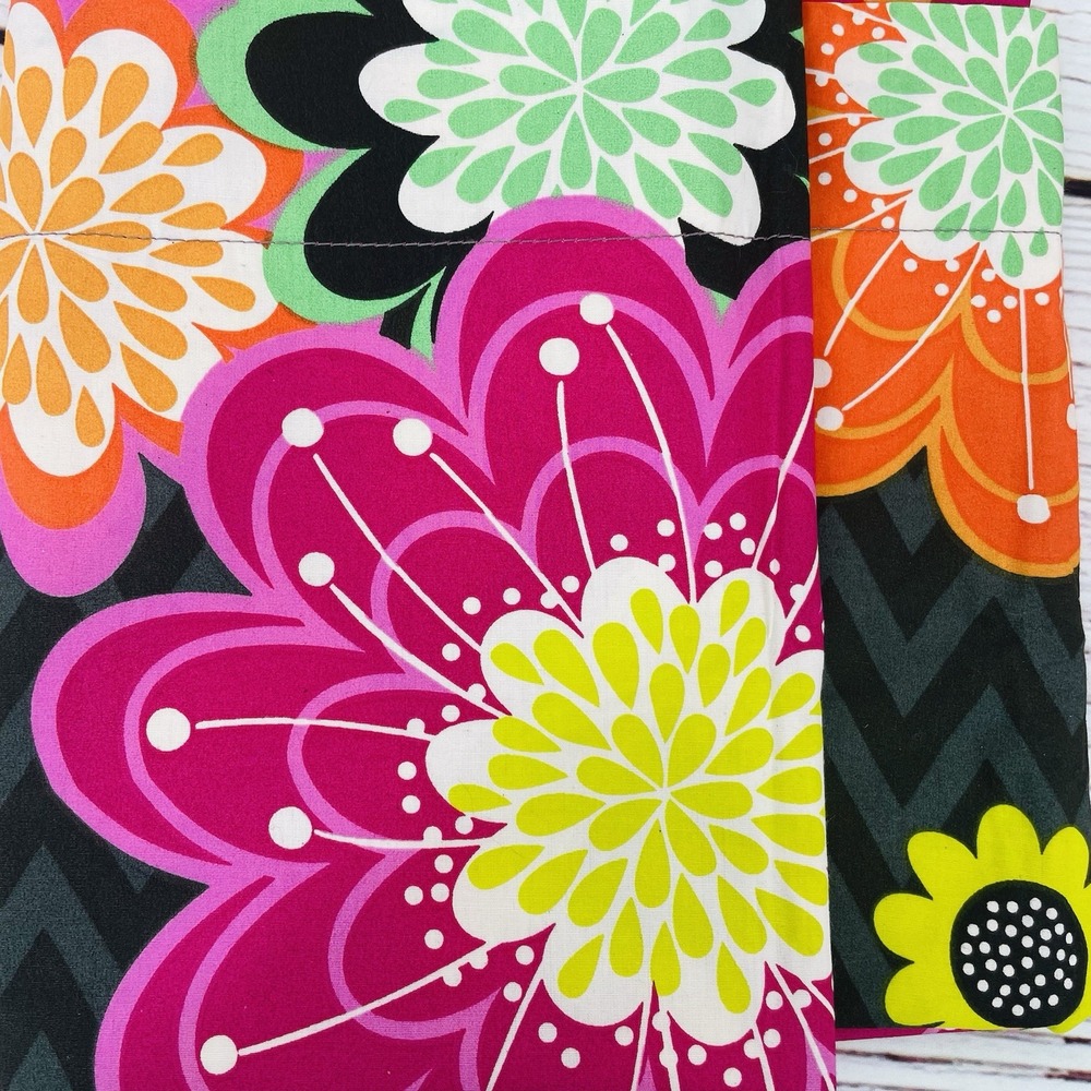 Set Of 2 Vera Bradley Pillow Shams Ziggy Zinnia Pattern 24"x29" Retired - Picture 2 of 9